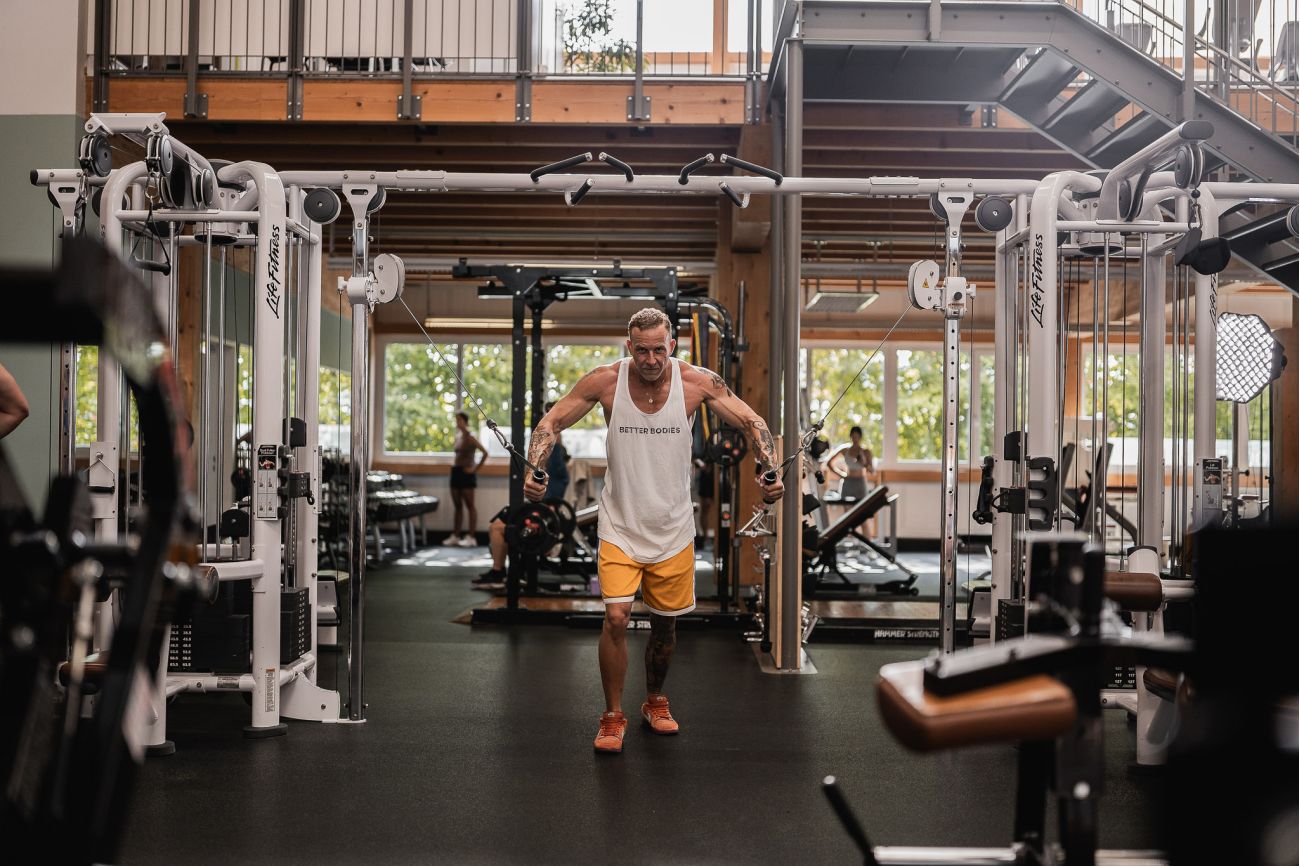 Ein Mann hebt eine Kurzhantel und freut sich