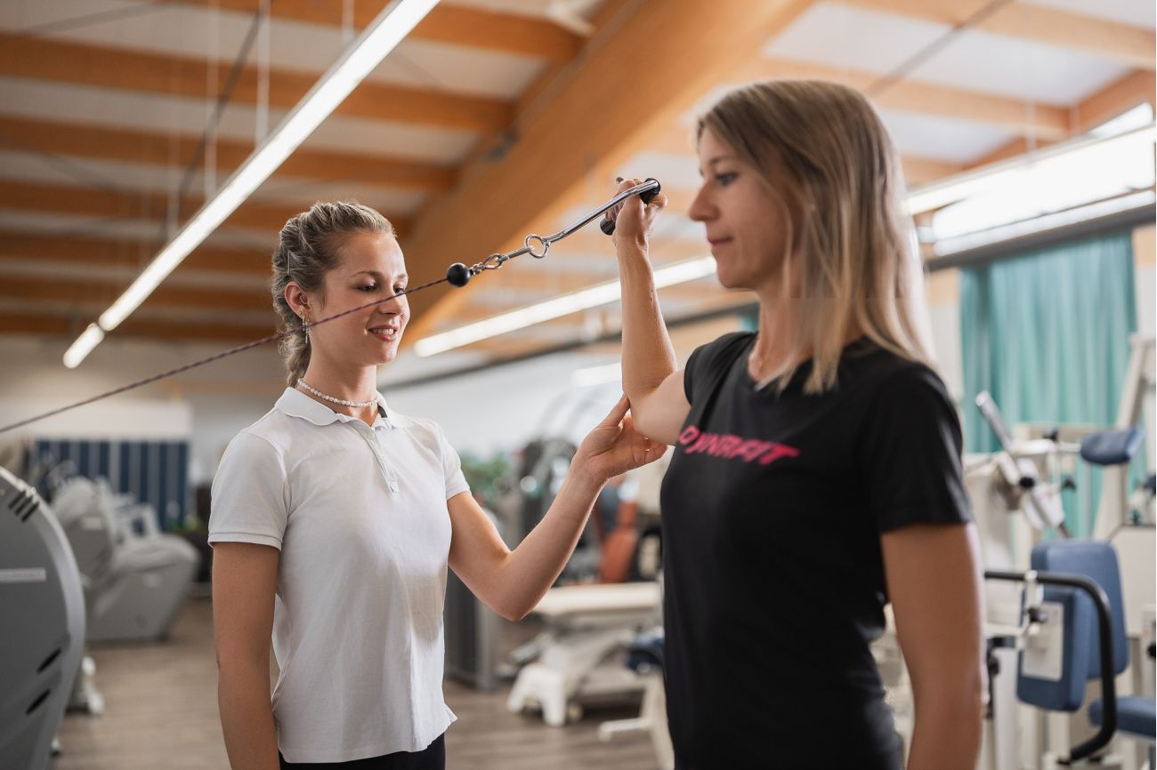Zwei Frauen klatschen bei Liegestützen ab