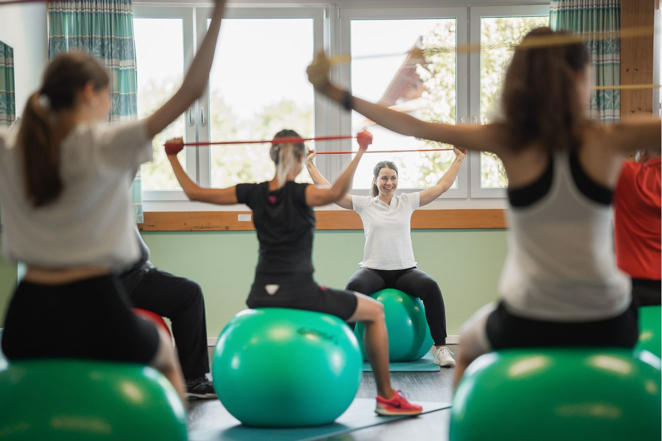 Eine Gruppe trainiert unter Anleitung einer Trainerin