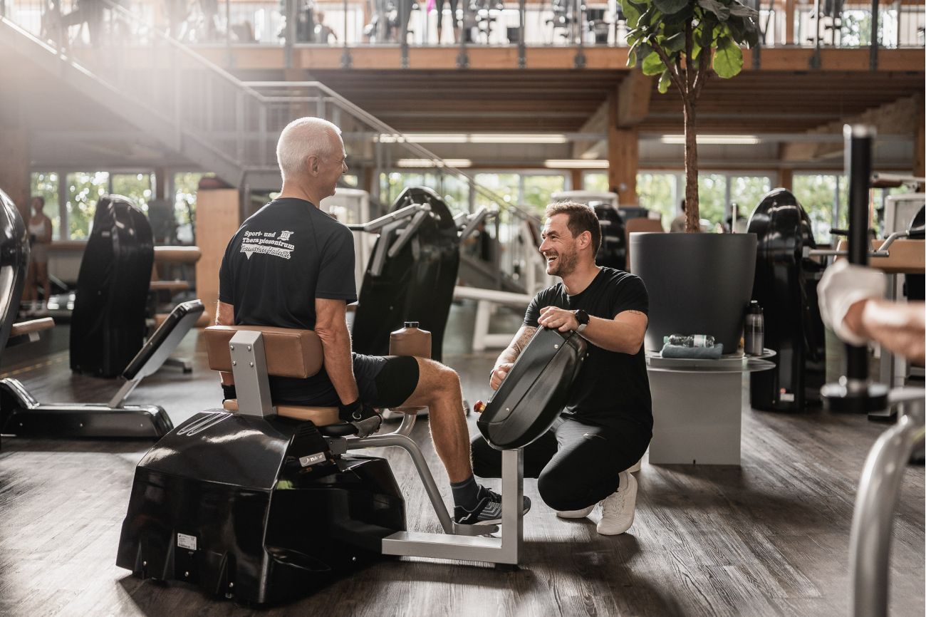 Glückliche Frau steht auf der Waage und freut sich