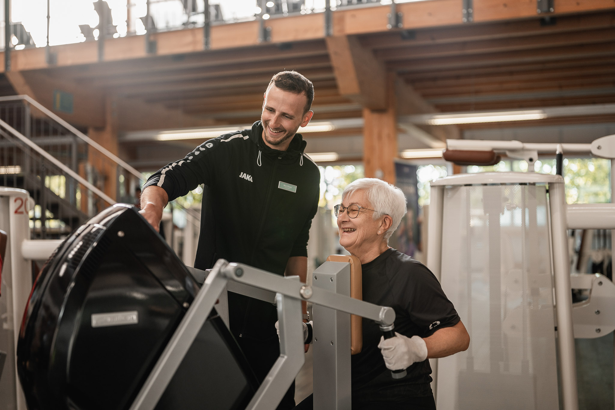 Yoga - Frau und Mann erhöhen ihre Beweglichkeit