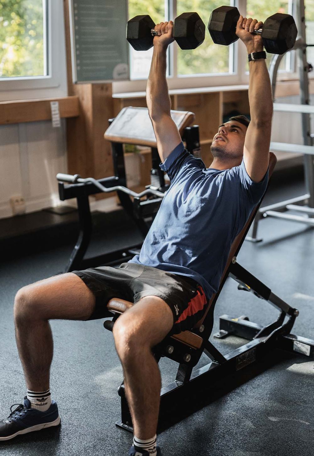 Junge Frau trainiert mit Gewicht in der Hand
