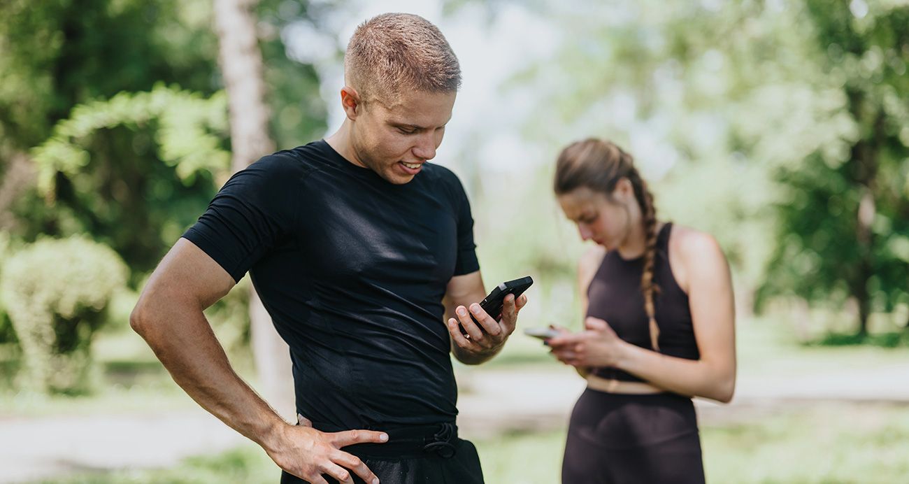 Glückliche Frau steht auf der Waage und freut sich