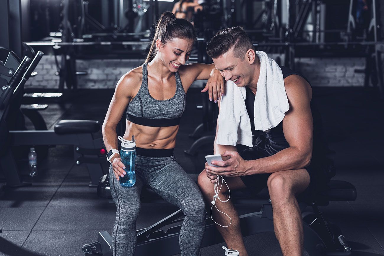 Ein Mann und eine Frau haben Spaß beim Training