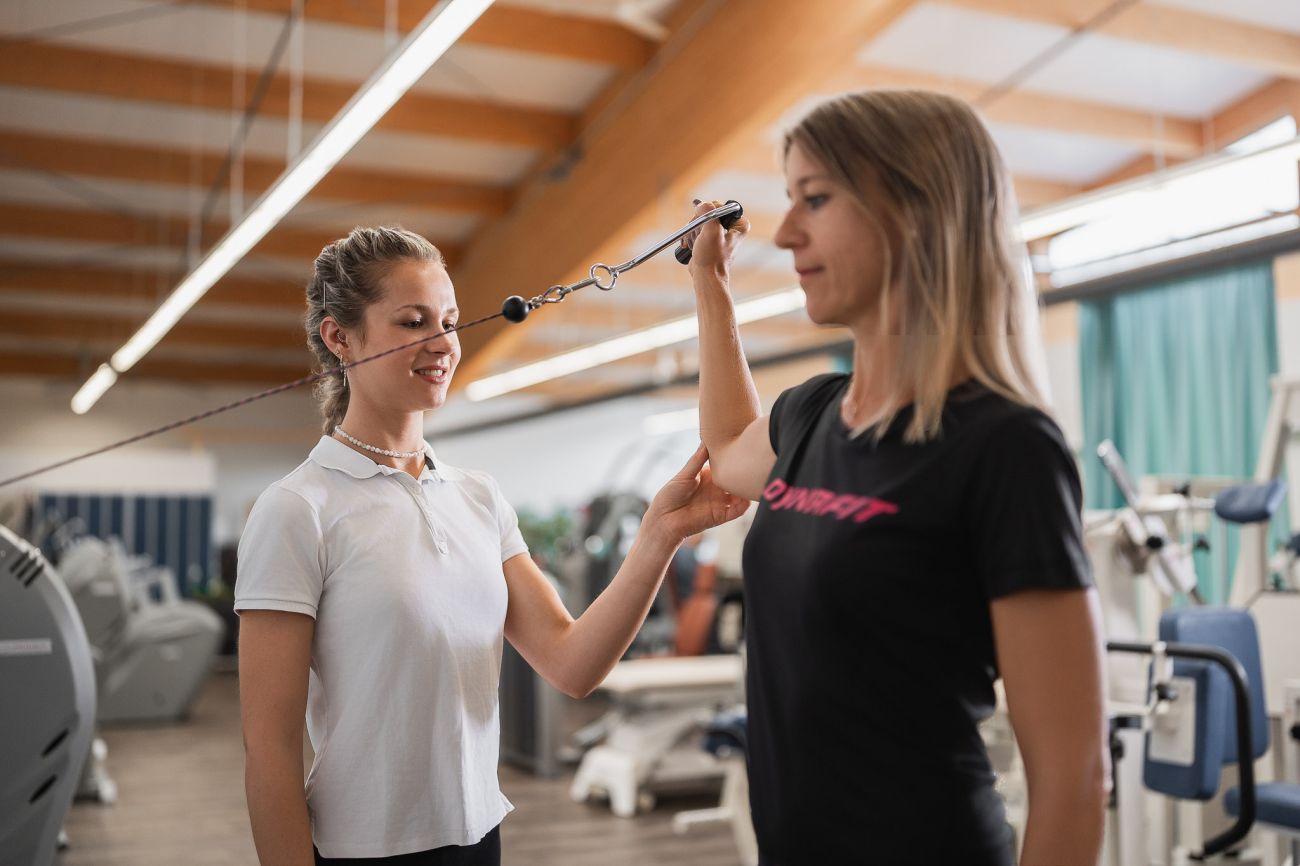 Zwei Frauen klatschen bei Liegestützen ab